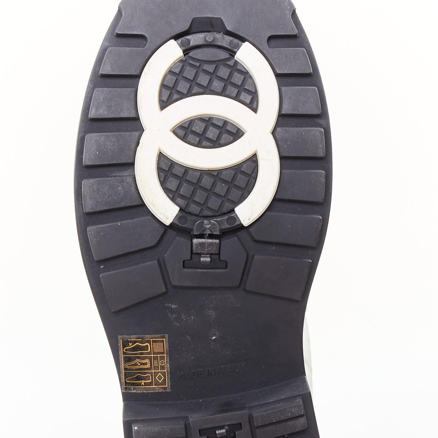 Bottes de neige CHANEL en nylon crème avec logo CC, rembourrées sur le côté et bordées de noir EU37.5 en vente 4
