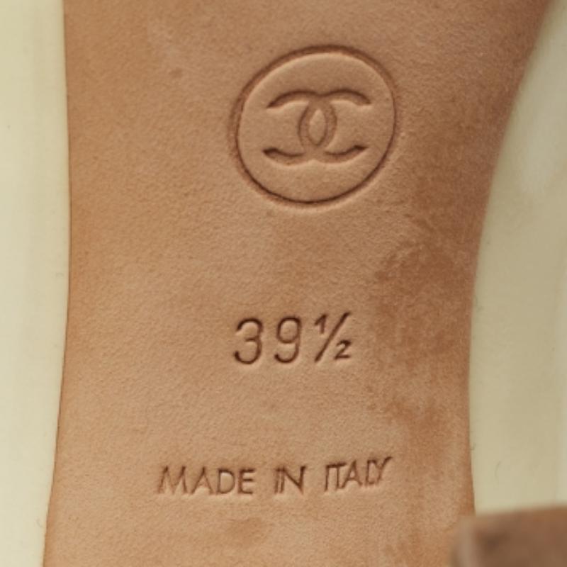 Queste décolleté ti garantiranno la sicurezza di camminare con stile e comodità. Realizzate con materiali di qualità, queste décolleté sfoggiano tacchi sottili, dettagli di classe e suole foderate. Completali con il tuo abbigliamento formale o