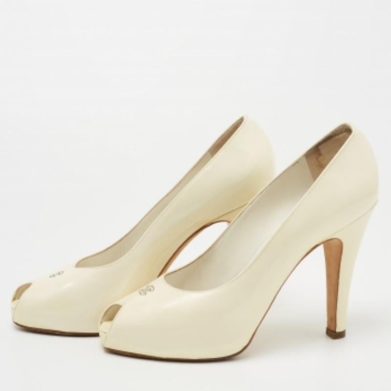 Beige Chanel Crema Brevetto CC Peep Toe Pumps Taglia 39.5 in vendita