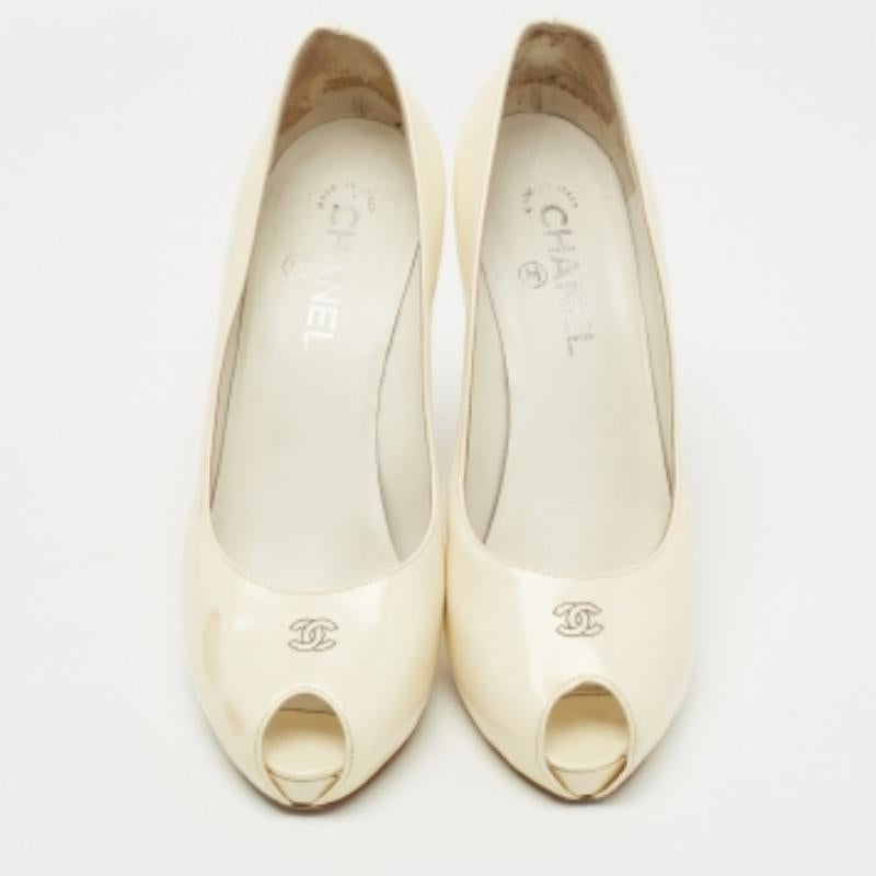 Donna Chanel Crema Brevetto CC Peep Toe Pumps Taglia 39.5 in vendita
