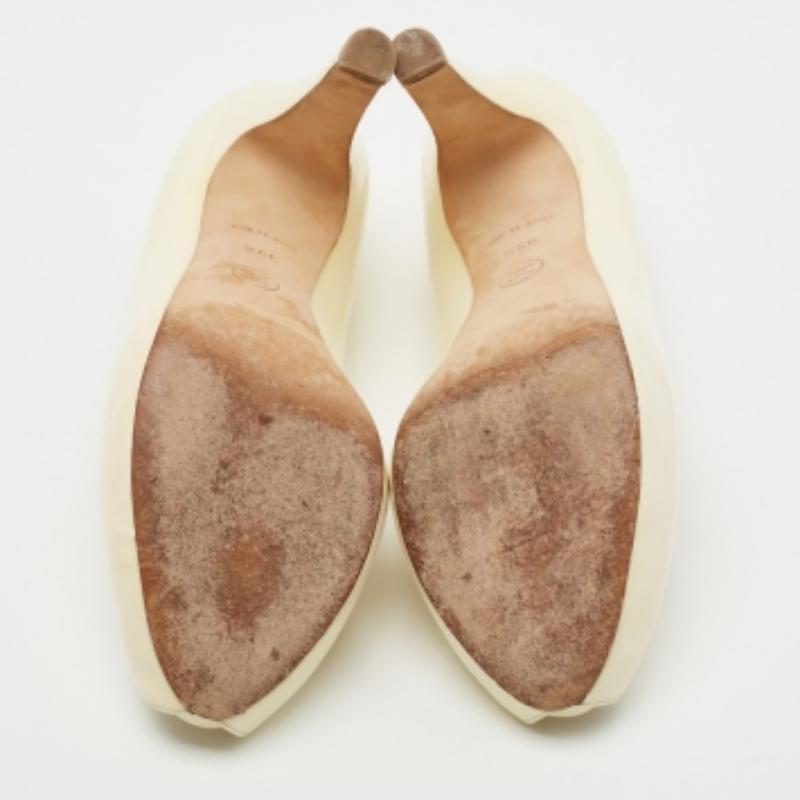 Chanel Crema Brevetto CC Peep Toe Pumps Taglia 39.5 in vendita 2