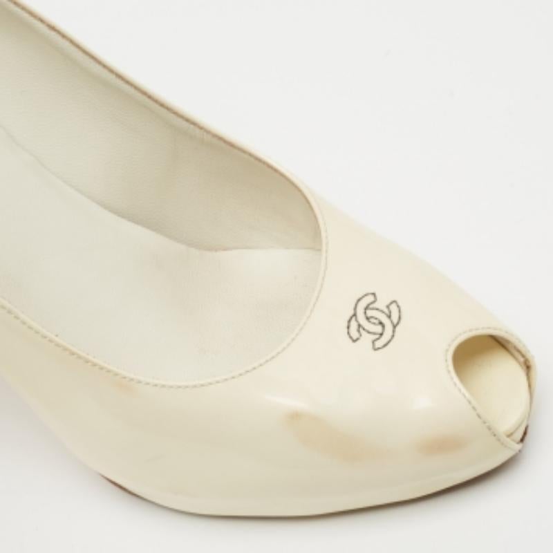 Chanel Crema Brevetto CC Peep Toe Pumps Taglia 39.5 in vendita 3