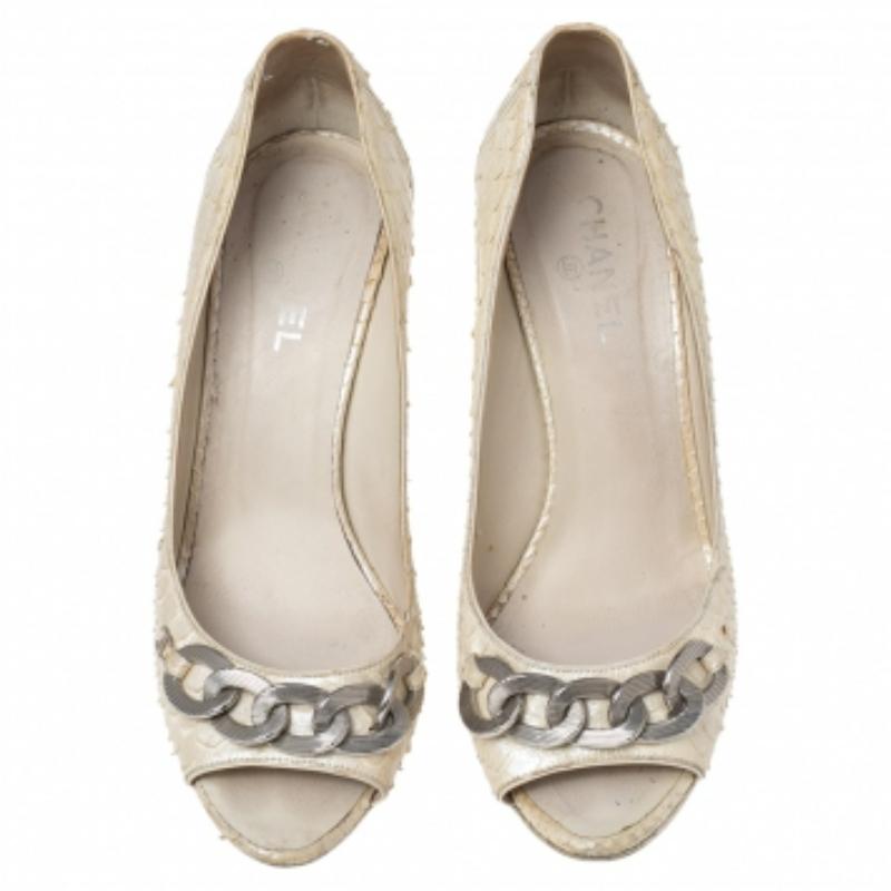 Chanel Crema in pelle di pitone con dettaglio a catena Peep Toe Pumps Taglia 39,5 In condizioni discrete in vendita a Dubai, Al Qouz 2