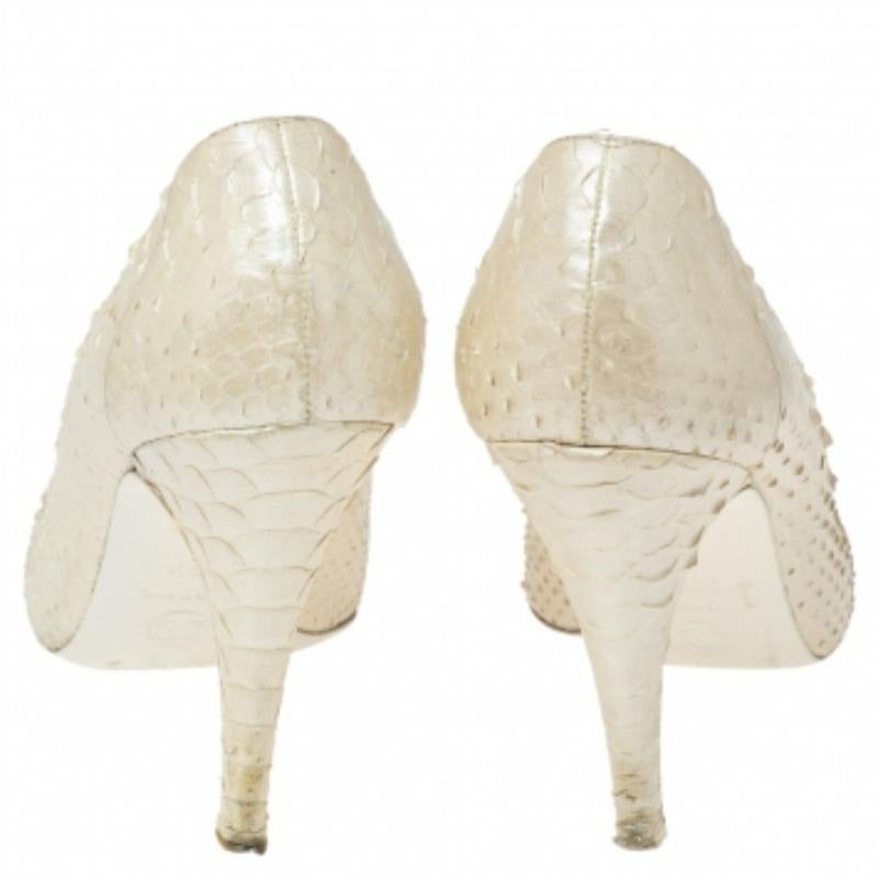 Donna Chanel Crema in pelle di pitone con dettaglio a catena Peep Toe Pumps Taglia 39,5 in vendita