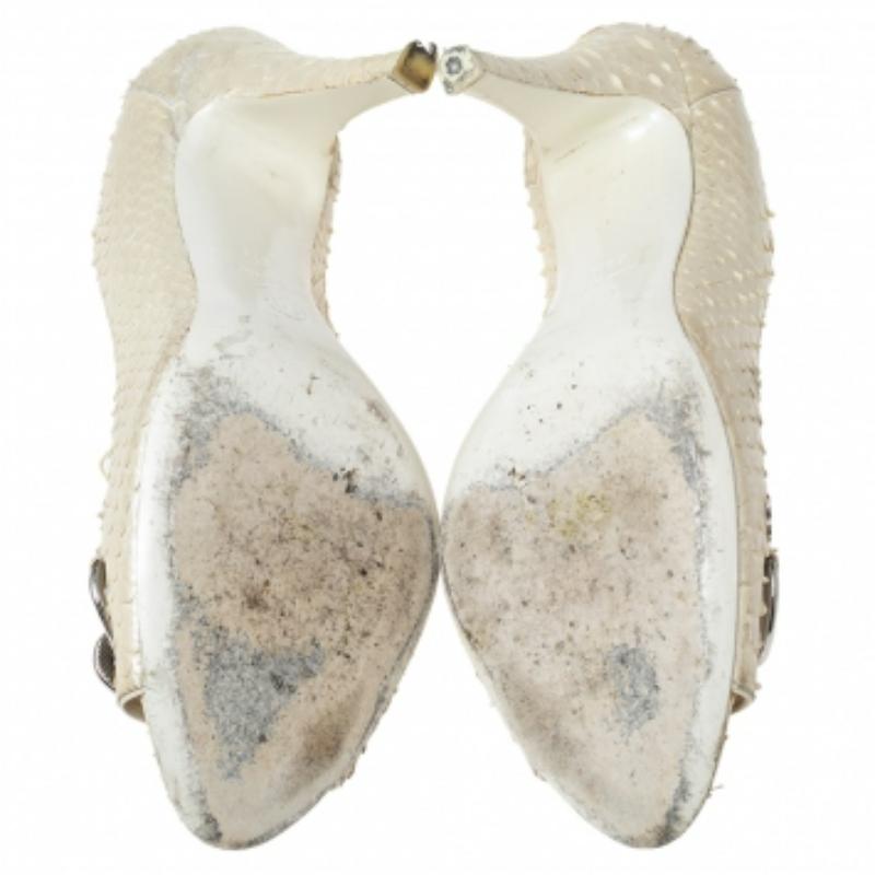 Chanel Crema in pelle di pitone con dettaglio a catena Peep Toe Pumps Taglia 39,5 in vendita 1