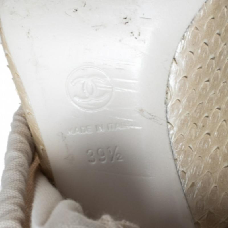 Chanel Crema in pelle di pitone con dettaglio a catena Peep Toe Pumps Taglia 39,5 in vendita 2