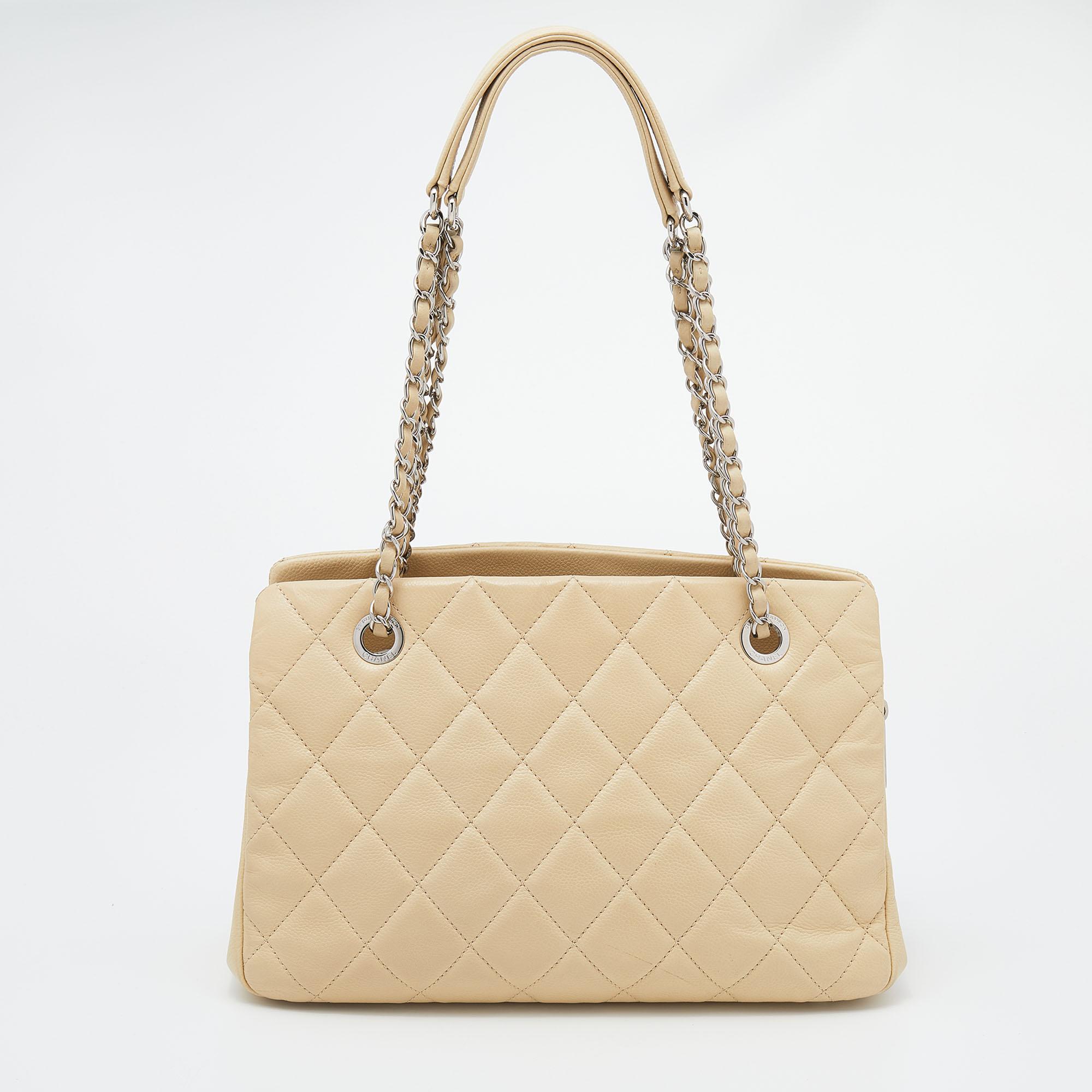 Give your wardrobe an instant elegant boost with this stunning Timeless tote from Chanel. It has been crafted from leather in the signature quilt design and features dual chain-link handles, silver-tone hardware detailing, and protective metal feet.