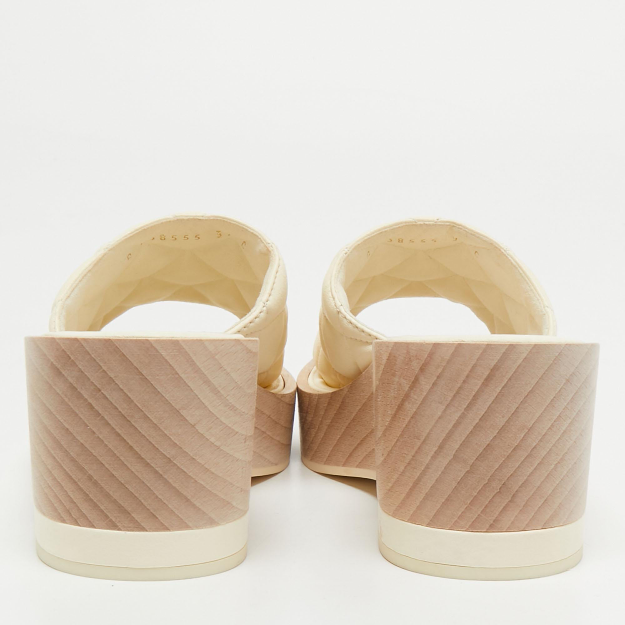 Chanel Cream Quilted Leather CC Platform Slide Sandals Size 39 In New Condition In Dubai, Al Qouz 2