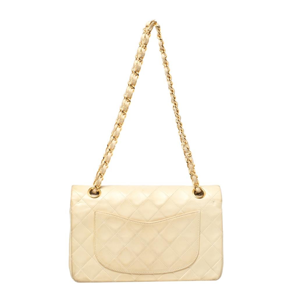 Petite in structure but offering immense functionality, this Chanel bag is designed to keeping modern-day women in mind. The iconic flap style comes with the CC twist lock closure on the front, and the leather-lined interior is fitted with two slip