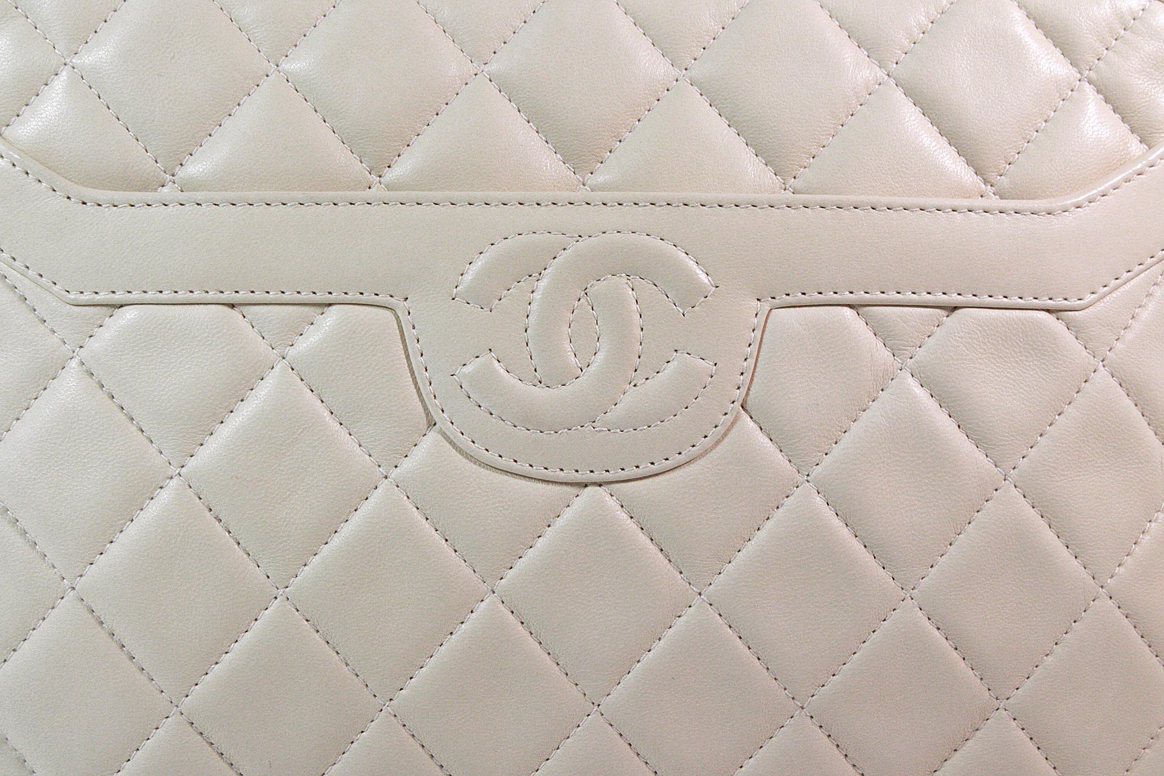 Chanel - Sac à bandoulière en cuir matelassé crème en vente 2