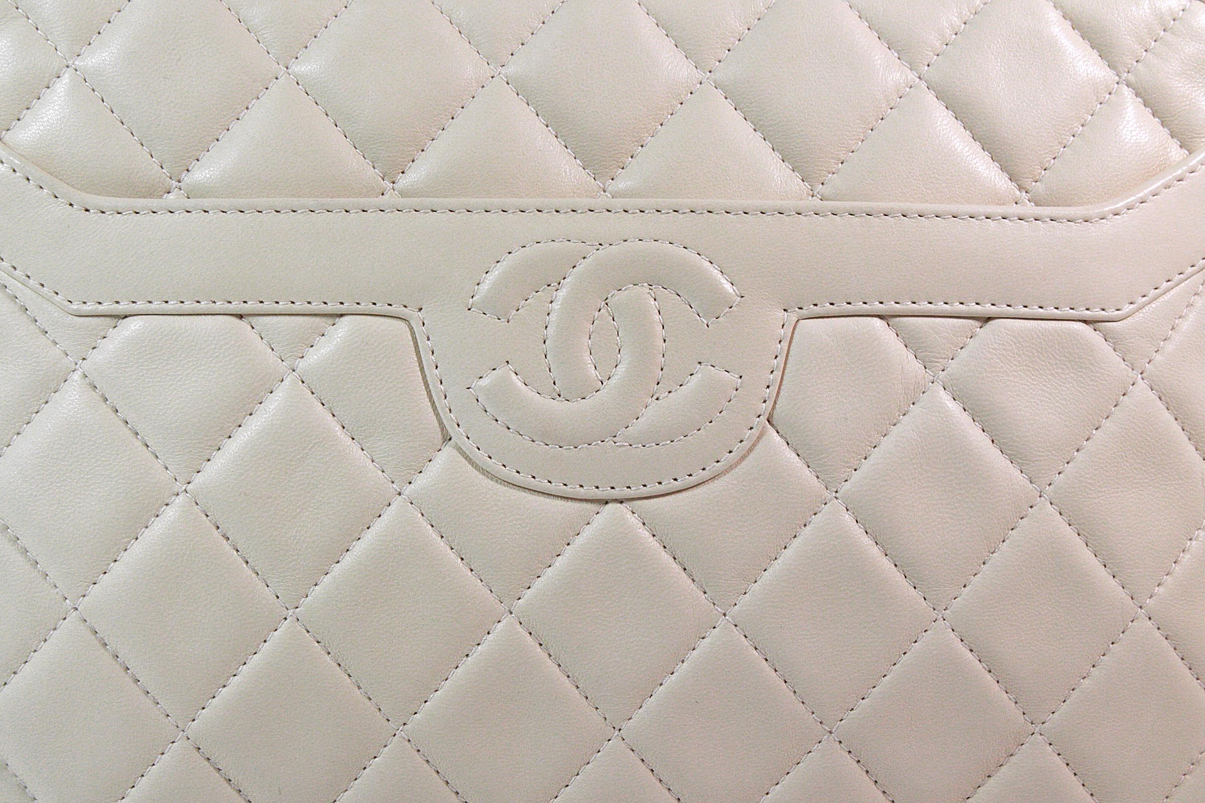 Chanel Cream Quilted Leather Crossbody Bag In Good Condition For Sale In Los Angeles, CA