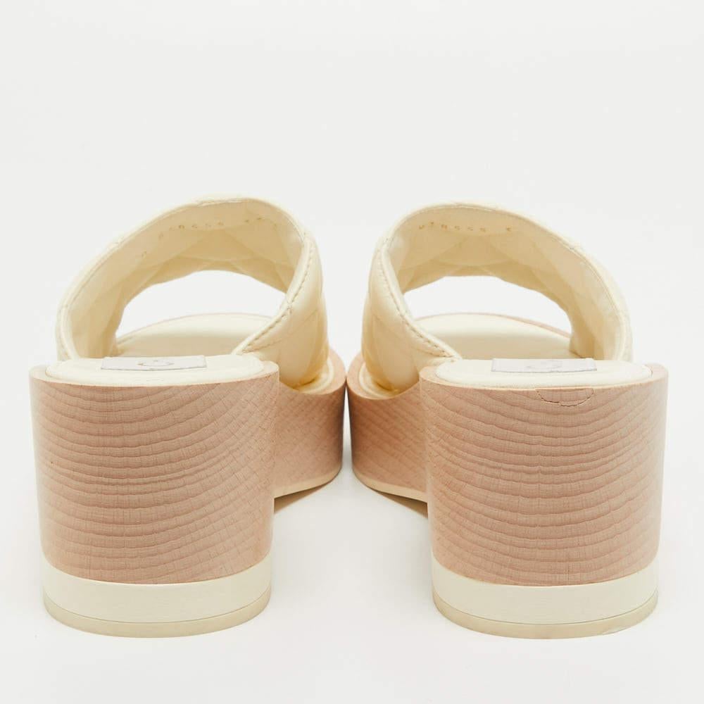 Chanel Cream Quilted Leather Slide Platform Sandals Size 37 In Good Condition In Dubai, Al Qouz 2