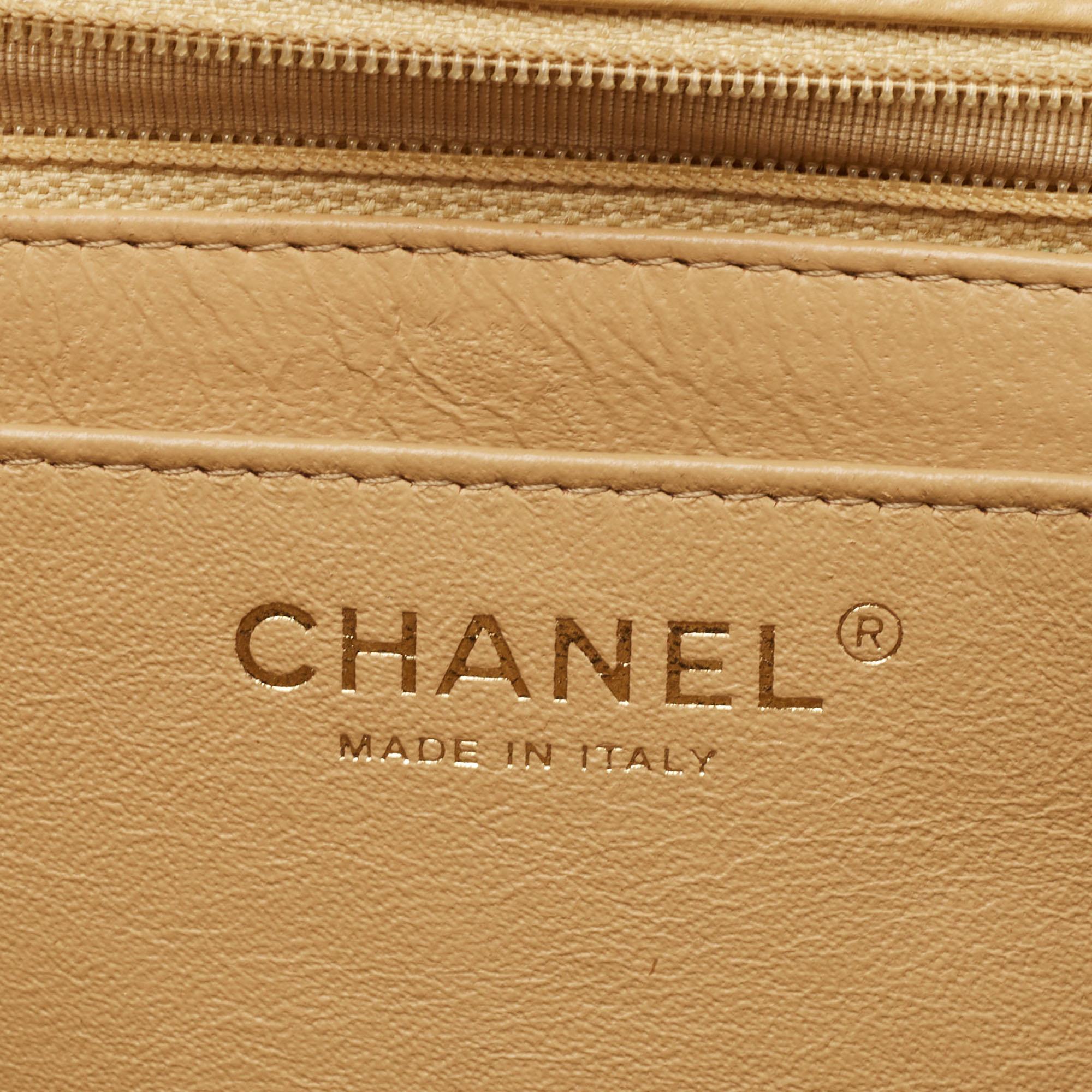 Chanel Cremefarbene Maxi Classic Single Flap Tasche aus gestepptem Lackleder im Angebot 10