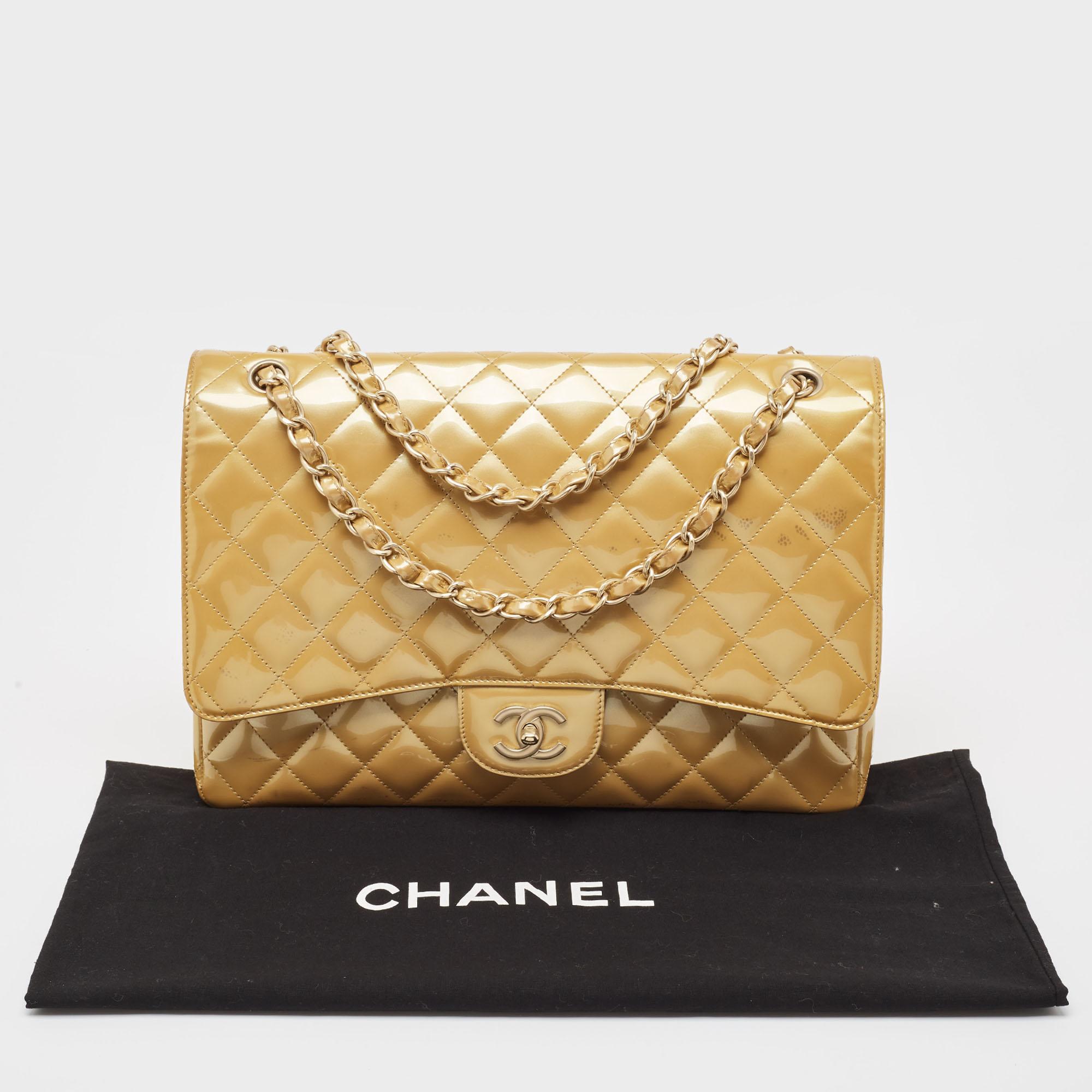 Chanel Cremefarbene Maxi Classic Single Flap Tasche aus gestepptem Lackleder im Angebot 15