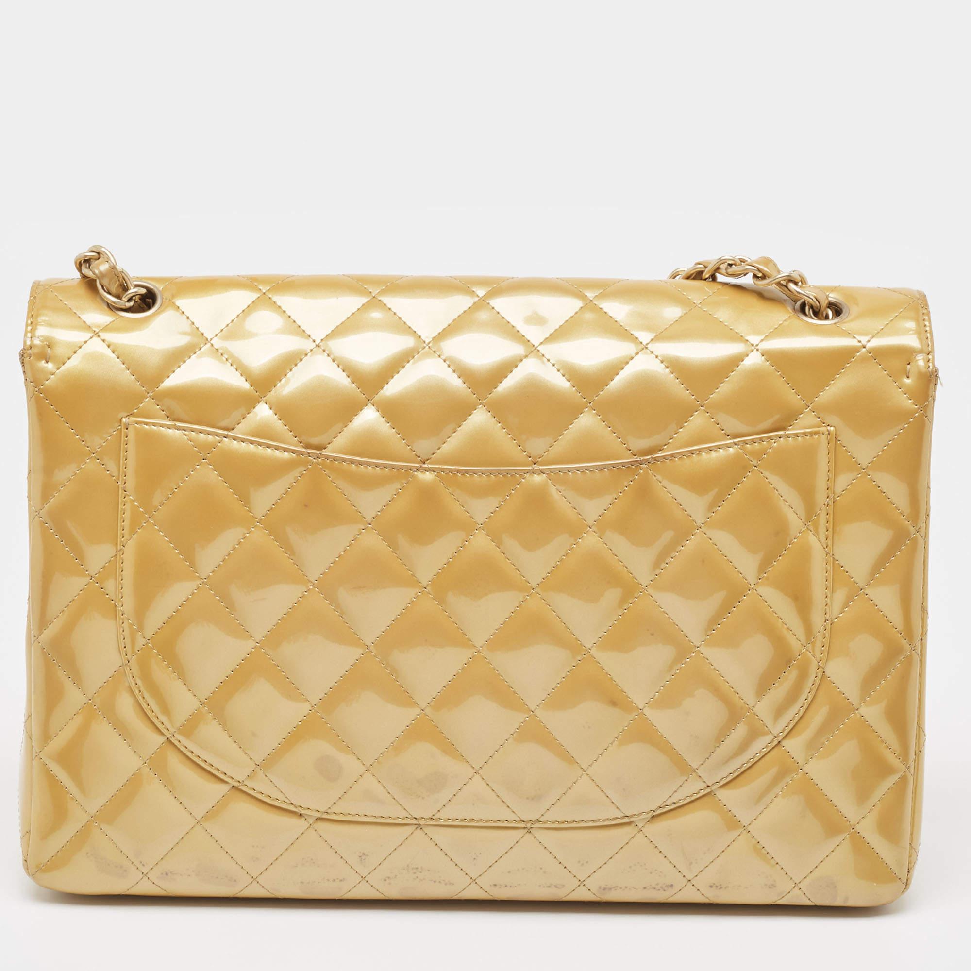 Ensure your day's essentials are in order and your outfit is complete with this Chanel Maxi Classic Single Flap bag. Crafted using the best materials, the bag carries the label's signature of artful craftsmanship and enduring appeal.

Includes: