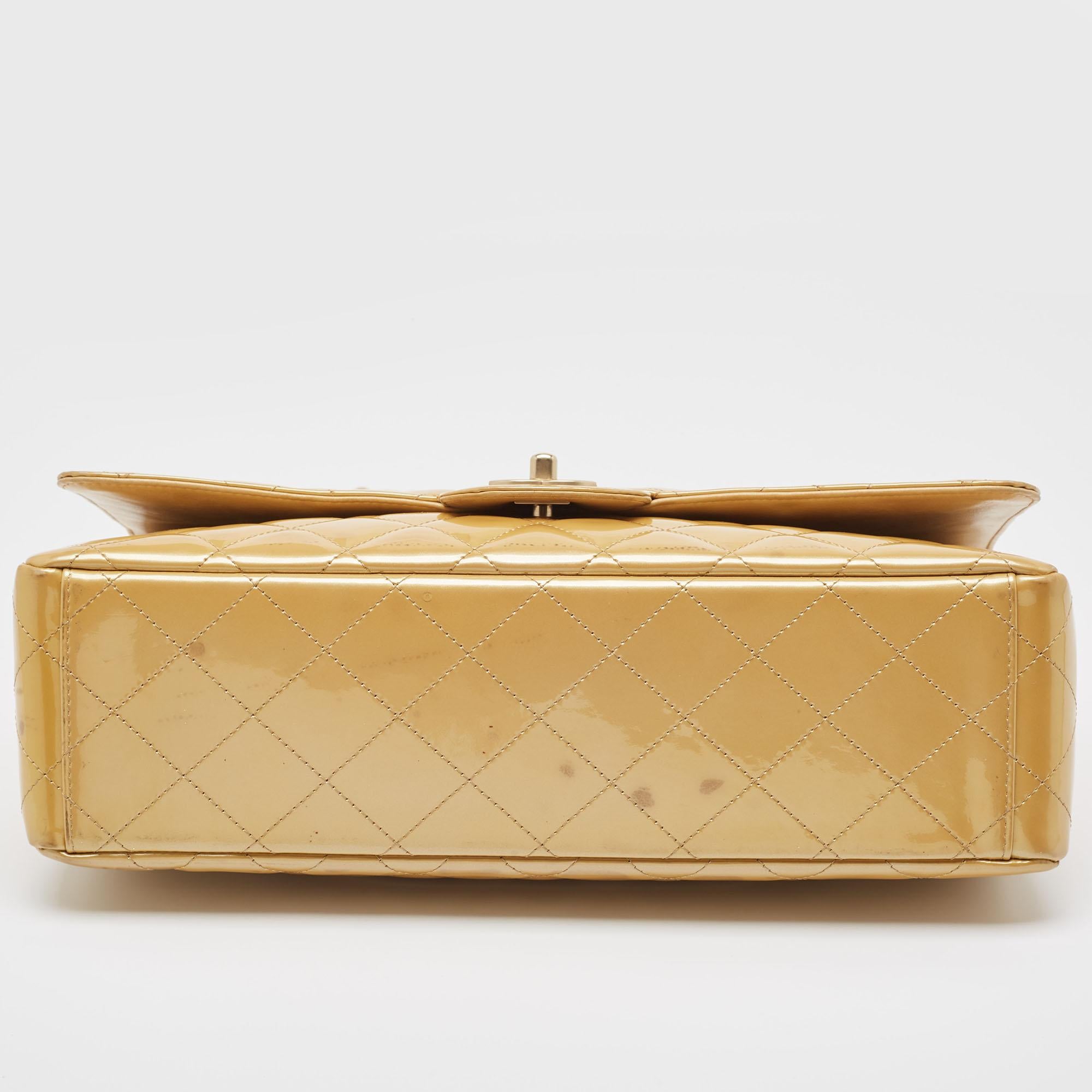 Chanel Cream Quilted Patent Leather Maxi Classic Single Flap Bag In Fair Condition For Sale In Dubai, Al Qouz 2
