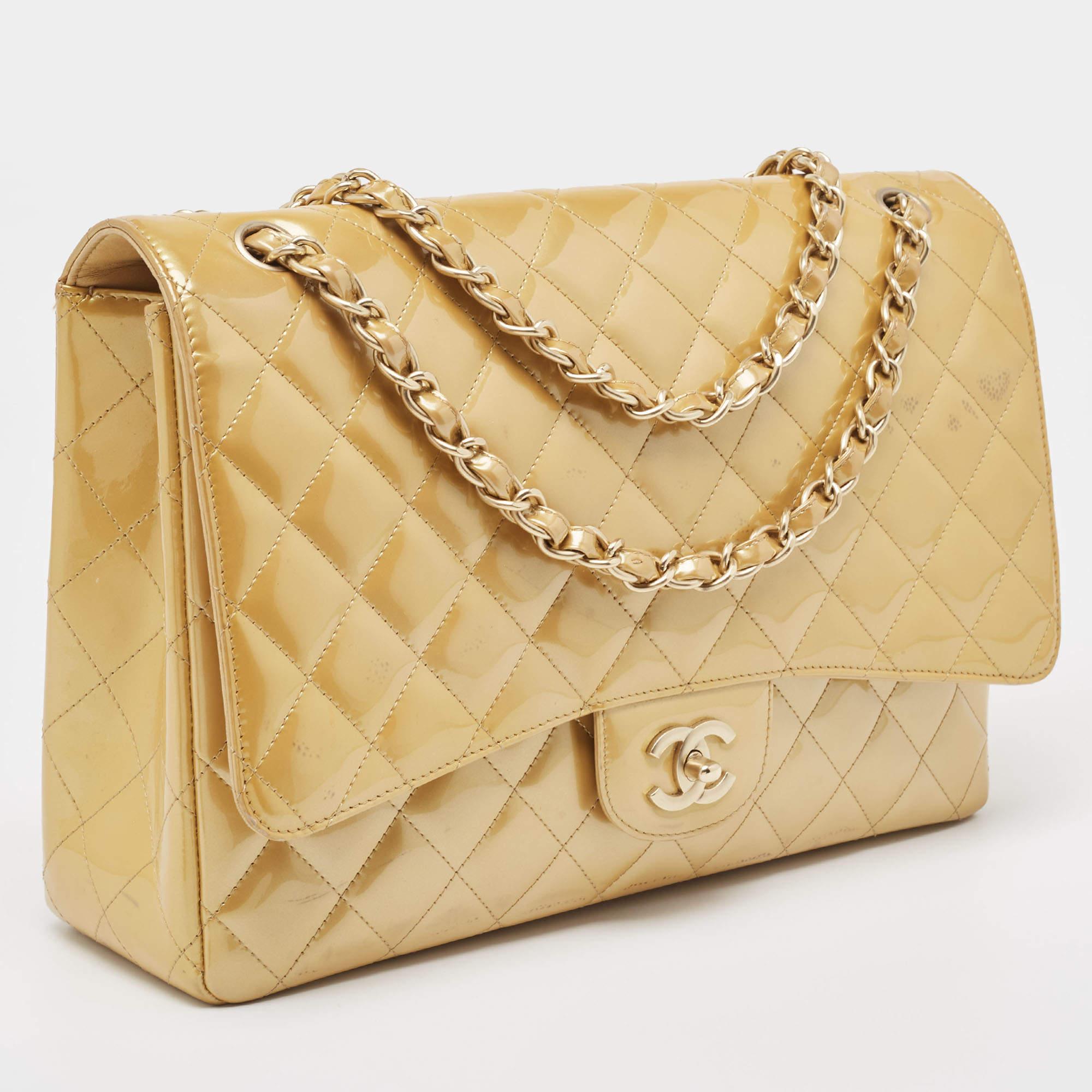 Chanel Cream Quilted Patent Leather Maxi Classic Single Flap Bag In Fair Condition For Sale In Dubai, Al Qouz 2