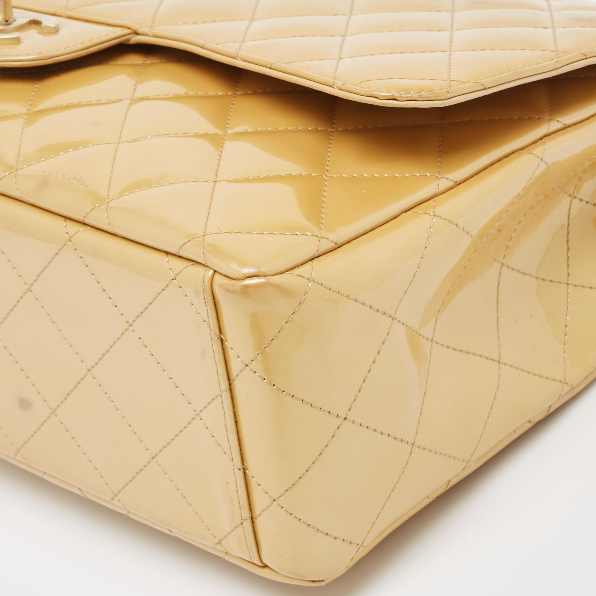 Chanel Cremefarbene Maxi Classic Single Flap Tasche aus gestepptem Lackleder im Angebot 3