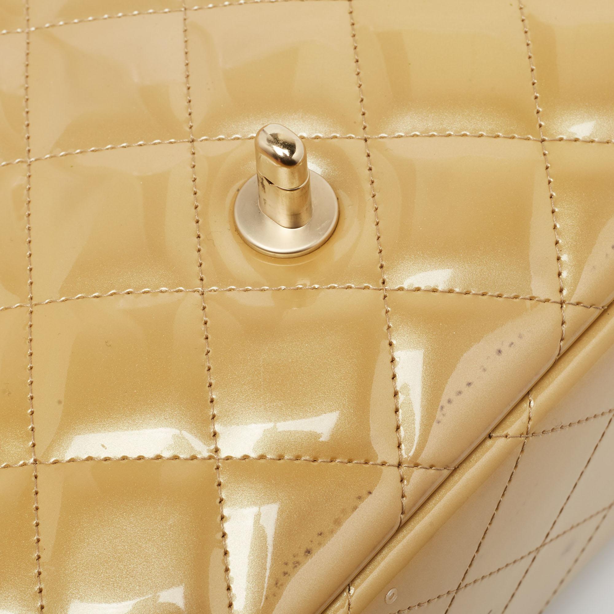 Chanel Cremefarbene Maxi Classic Single Flap Tasche aus gestepptem Lackleder im Angebot 5