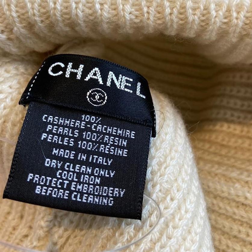 Chanel Cream Ribbed Cashmere Beaded Logo Beanie In Excellent Condition For Sale In London, GB