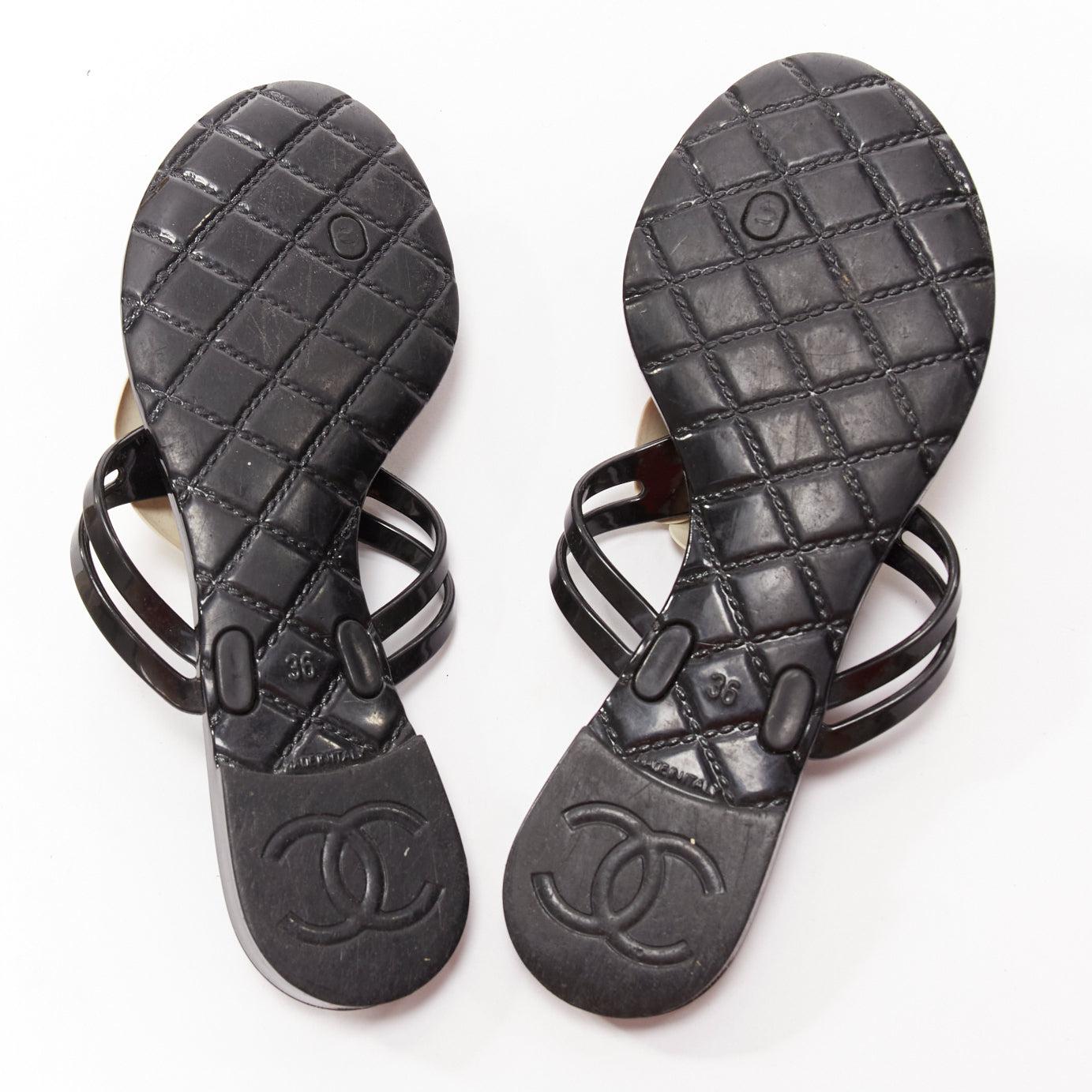 CHANEL Creme Gummi CC Logo Kamelie schwarz Gummi Zehensteg Hausschuhe EU36 im Angebot 5