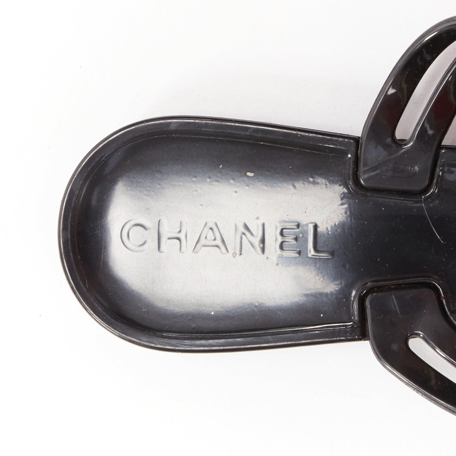 CHANEL Creme Gummi CC Logo Kamelie schwarz Gummi Zehensteg Hausschuhe EU36 im Angebot 3