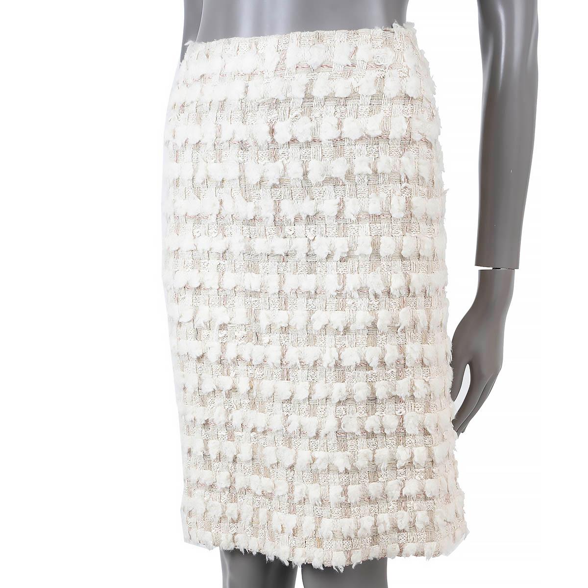 100% authentischer Chanel Tweed-Rock in Ecru und Rot aus Seide (79%), Wolle (19%), Nylon (1%) und Polyester (1%). Schließt mit einem verdeckten Reißverschluss im Rücken und ist mit Seide (100%) gefüttert. Wurde getragen und ist in ausgezeichnetem