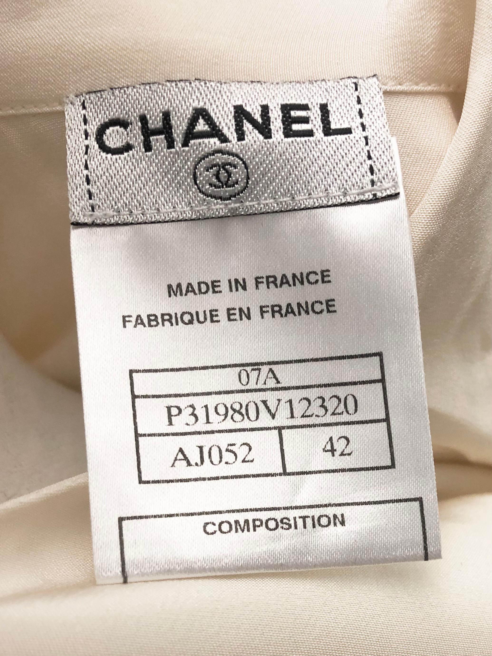 Chanel Cremefarbene Seidenbluse mit Ausschnitt und Ärmeln  im Angebot 3