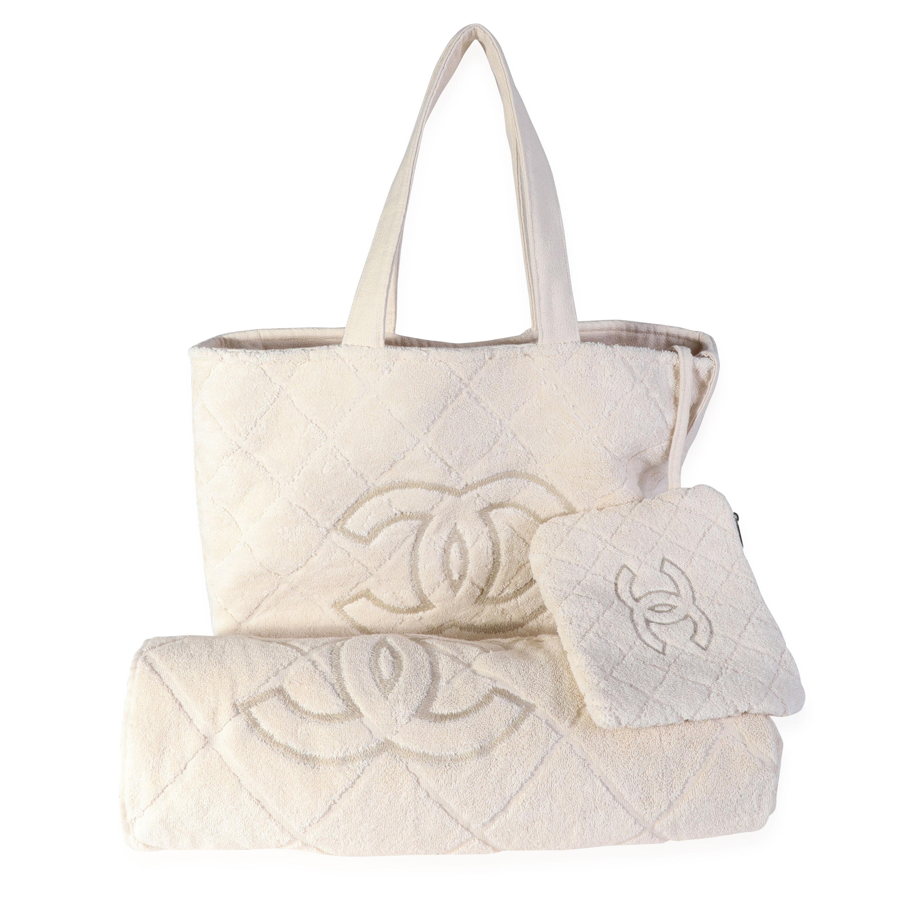 Auflistung Titel: Chanel Creme Frottee Strandtasche mit Handtuch und Tasche
SKU: 116653
Zustand: Gebraucht (3000)
Handtasche Zustand: Neuwertig
Bemerkungen zum Zustand: Neuwertiger Zustand. Keine sichtbaren Anzeichen von Verschleiß. Etikett an der