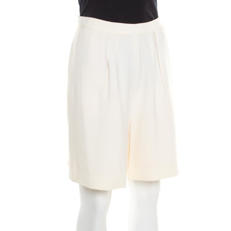 These Chanel high-waisted shorts offer great comfort and style. They are crafted from a blend of fabrics and feature a muted cream hue. These come equipped with three external pockets.

Includes: The Luxury Closet Packaging


