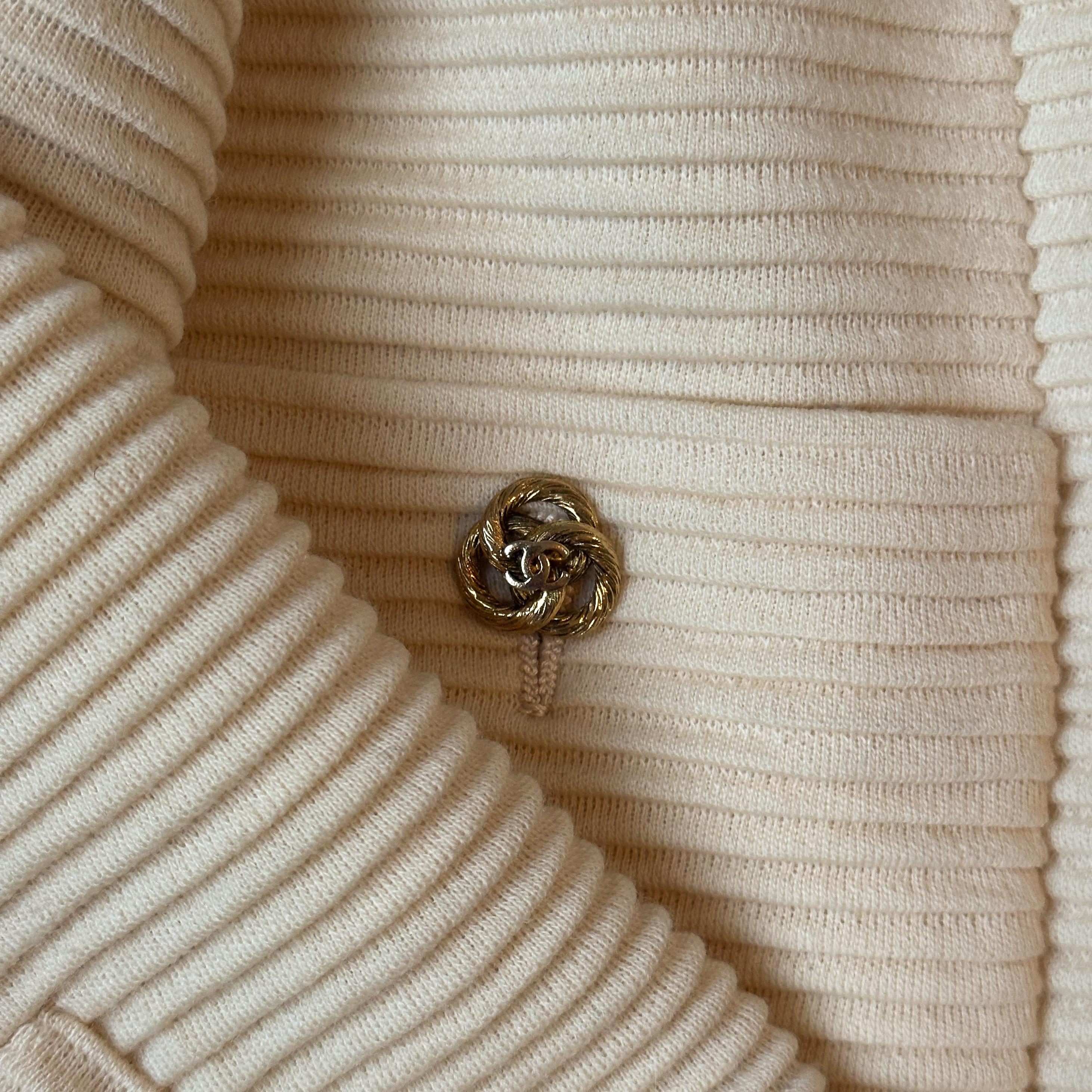 Oro Giacca Chanel in jersey strutturato color crema con bottoni dorati, CIRCA ANNI '90 in vendita