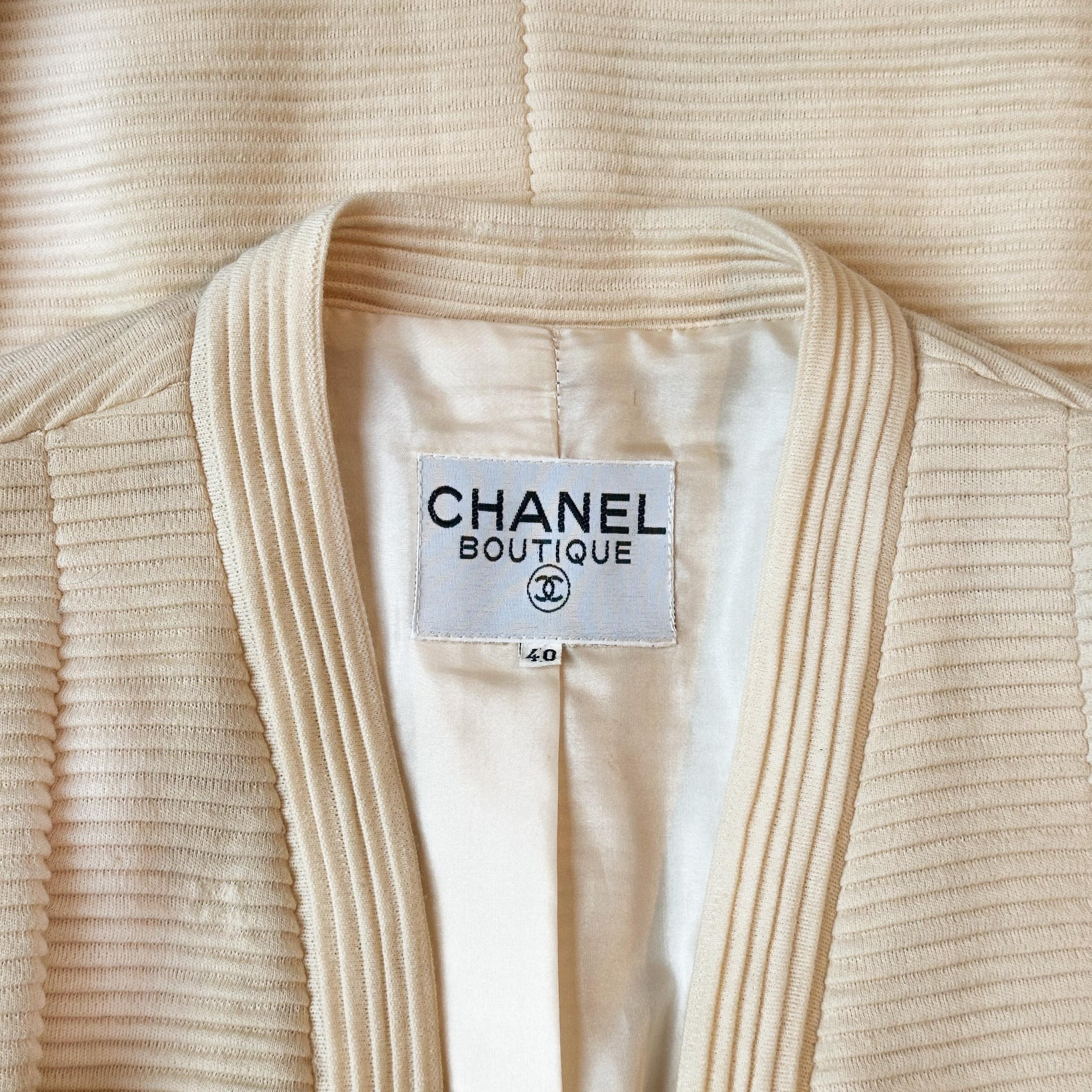 Giacca Chanel in jersey strutturato color crema con bottoni dorati, CIRCA ANNI '90 In condizioni ottime in vendita a Paris, FR