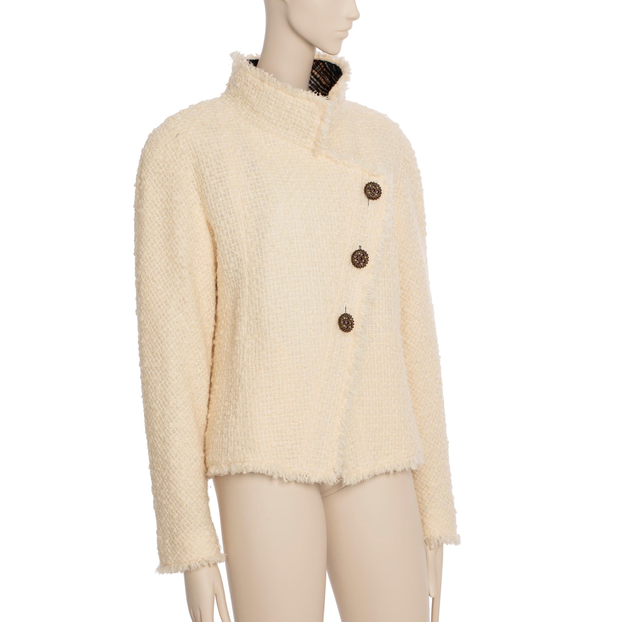 This Chanel Cream Tweed Jacket is the perfect winter companion. Crafted with a soft tweed exterior and a plaid lining, it is designed to keep you warm and stylish. 

Brand: Chanel

Product: Tweed Jacket

Size: 42 Fr

Colour: Ivory

Material:

Outer: