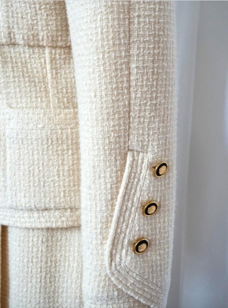 Costume jupe Chanel en tweed crème avec boutons Coco Chanel Pour femmes en vente