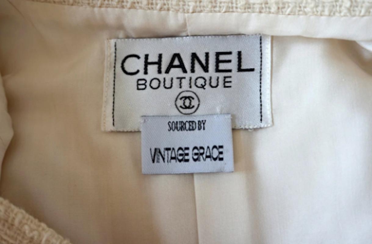 Chanel Cremefarbener Tweed-Rockanzug mit Coco Chanel-Knöpfen im Angebot 3
