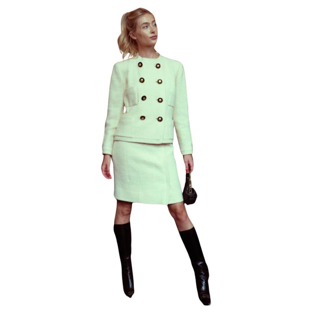 Chanel Cremefarbener Tweed-Rockanzug mit Coco Chanel-Knöpfen im Angebot