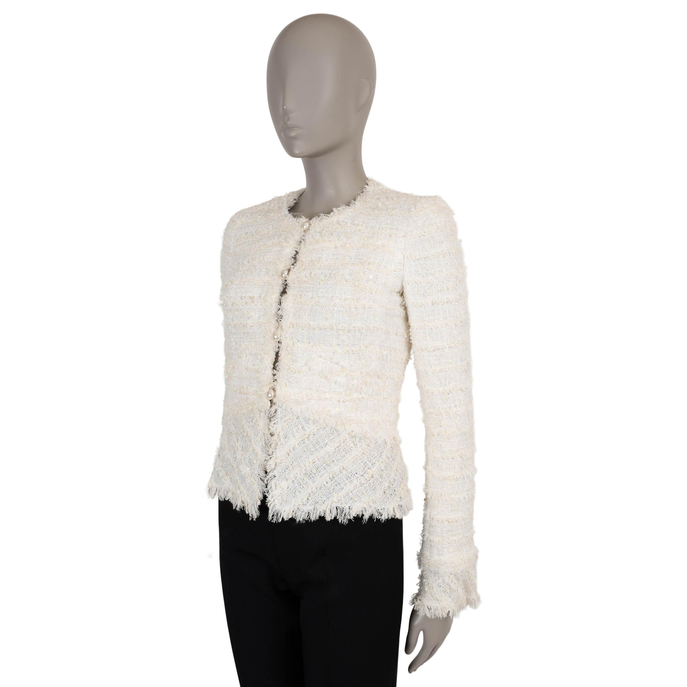 Questa giacca in tweed Chanel senza collo, autentica al 100%, in viscosa color crema (40%), cotone (20%), nylon (15%), poliestere (15%) e seta (10%) è un pezzo raffinato. Impreziosito da paillettes color crema, emana un'elegante lucentezza.