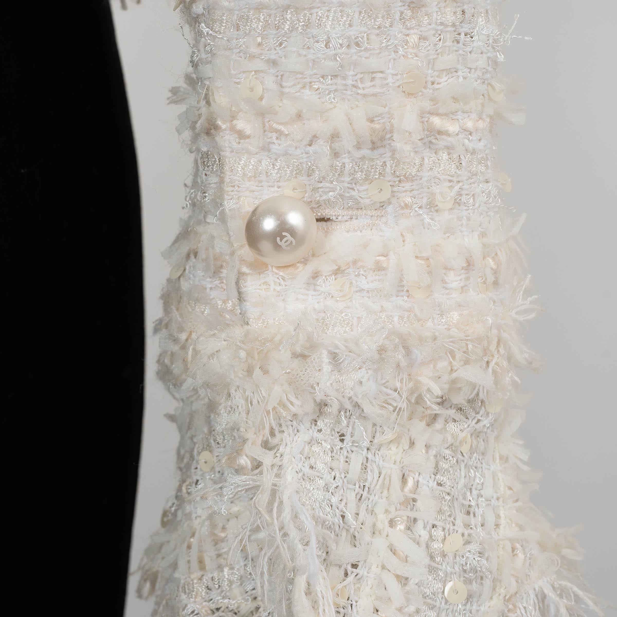 Chanel crema in viscosa 05P SEQUIN FRINGE TRIM TWEED Giacca 38 S in vendita 1