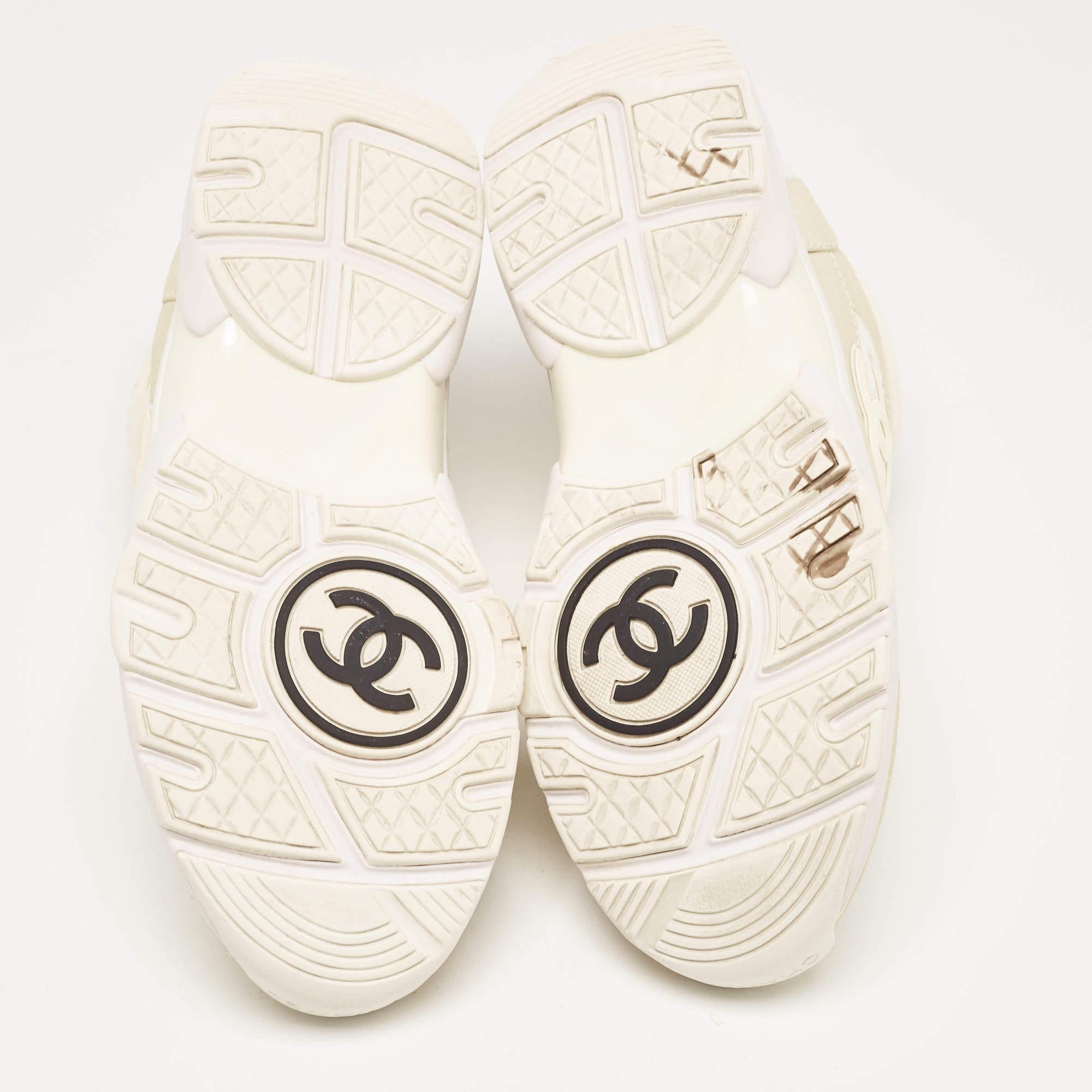 Chanel Cream/White Fabric and Suede CC Low Top Sneakers Size 36 In Excellent Condition In Dubai, Al Qouz 2