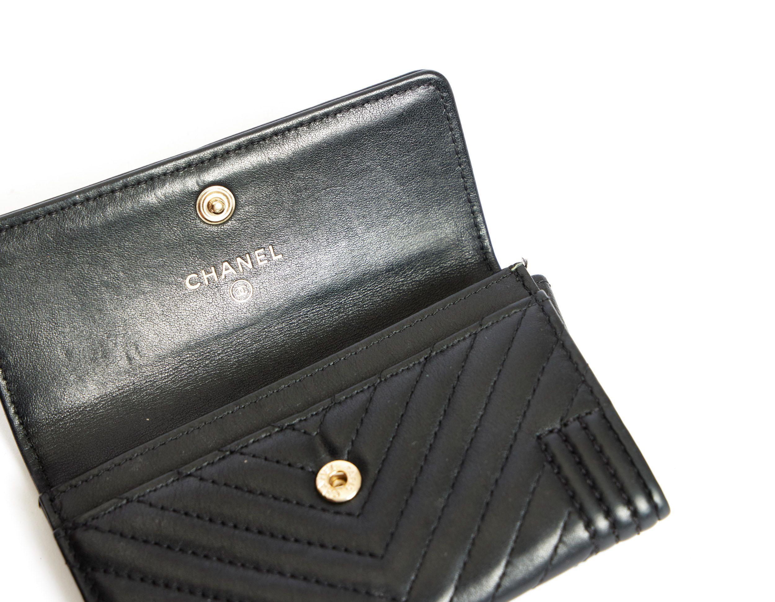 Chanel Credit Card Case Mint Black Chevron  In Excellent Condition For Sale In West Hollywood, CA
