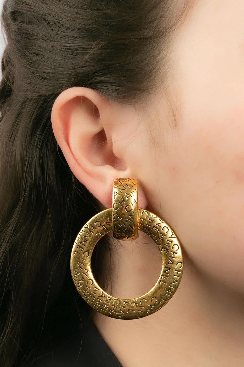 Chanel - (Made in France) Gravierte goldene Metall-Clip-Ohrringe.

Zusätzliche Informationen:
Abmessungen: 6 L cm

Bedingung: 
Sehr guter Zustand

Verkäufer Ref Nummer: BOB29