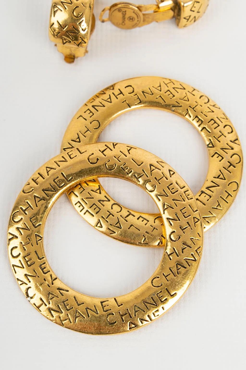 Chanel Creole-Ohrclips aus Gold und Metall mit graviertem Metall im Zustand „Hervorragend“ im Angebot in SAINT-OUEN-SUR-SEINE, FR