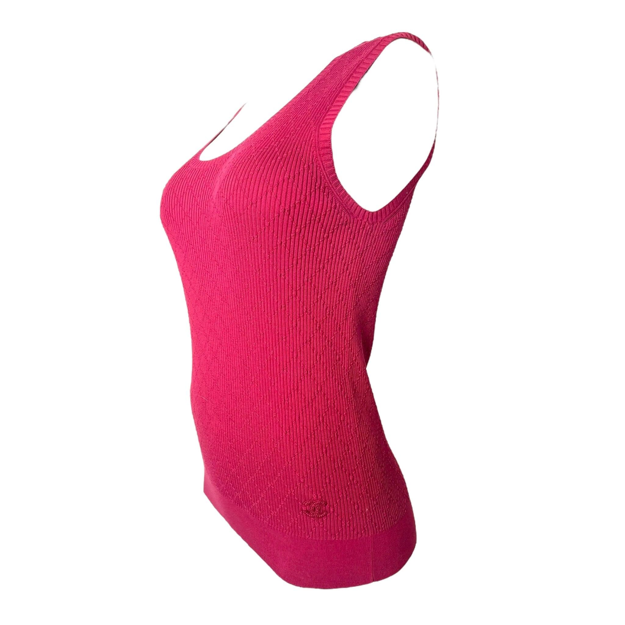 Canotta Chanel 2000 a righe rosse. Rosso cremisi dai toni freddi. Scollo rotondo, senza maniche, silhouette aderente. Maglia in cotone elasticizzato a coste con stampa argyle. L'etichetta è stata rimossa, ma l'emblema del logo è presente nell'angolo