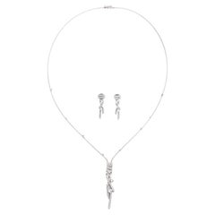 Chanel, boucles d'oreilles et collier en or blanc 18 carats avec cristaux et diamants