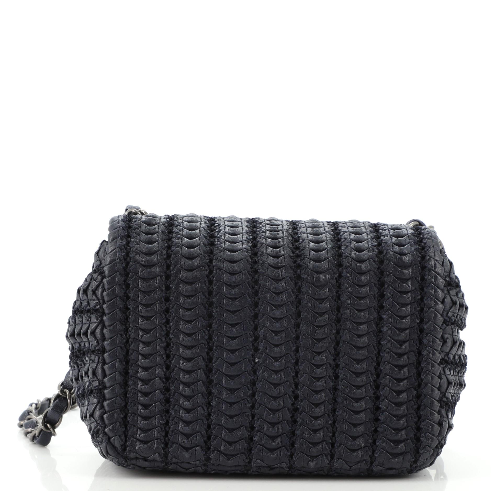 Chanel Häkelklappentasche aus Lammfell im Zustand „Gut“ in NY, NY