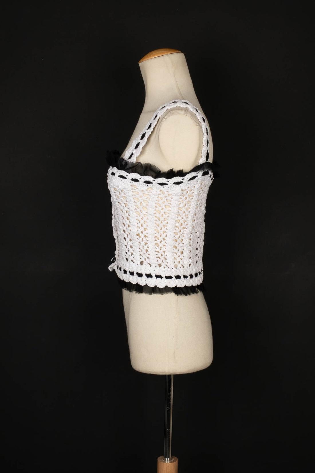 Chanel - (Made in France) White crochet top with black muslin. Size 38FR. 2005 Spring-Summer Collection.

Additional information:
Condition: Very good condition
Dimensions: Chest: 34 cm - Length: 42 cm

Seller Reference: FH189