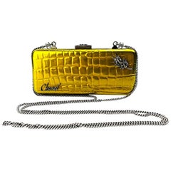 CHANEL Minaudière effet crocodile en métal doré et cuir