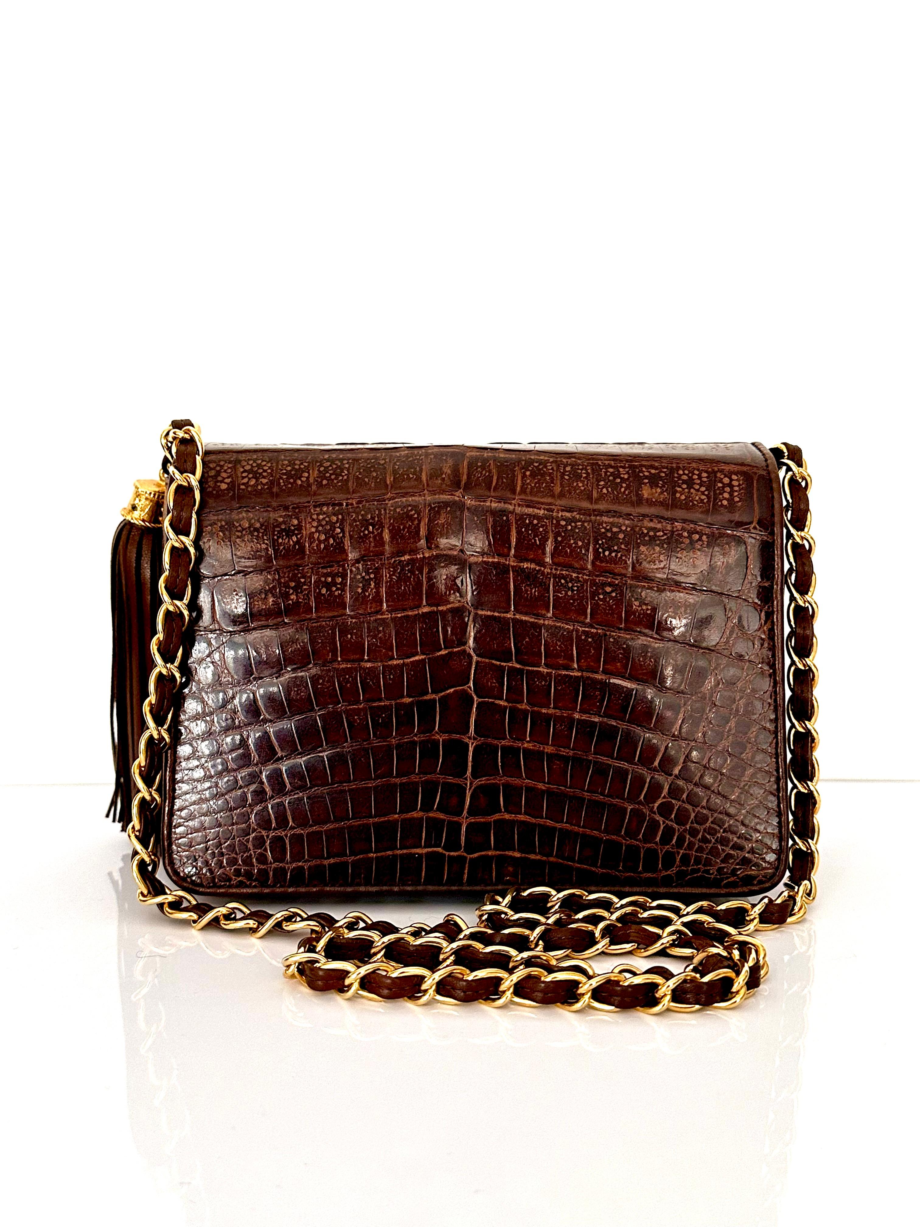 Disponible à l'achat, ce sac Chanel vintage est absolument magnifique et rare ! Fabriquée en crocodile véritable, cette magnifique pièce est dotée d'une quincaillerie plaquée or 24kt ! Vous remarquerez sur les photos que non seulement le crocodile