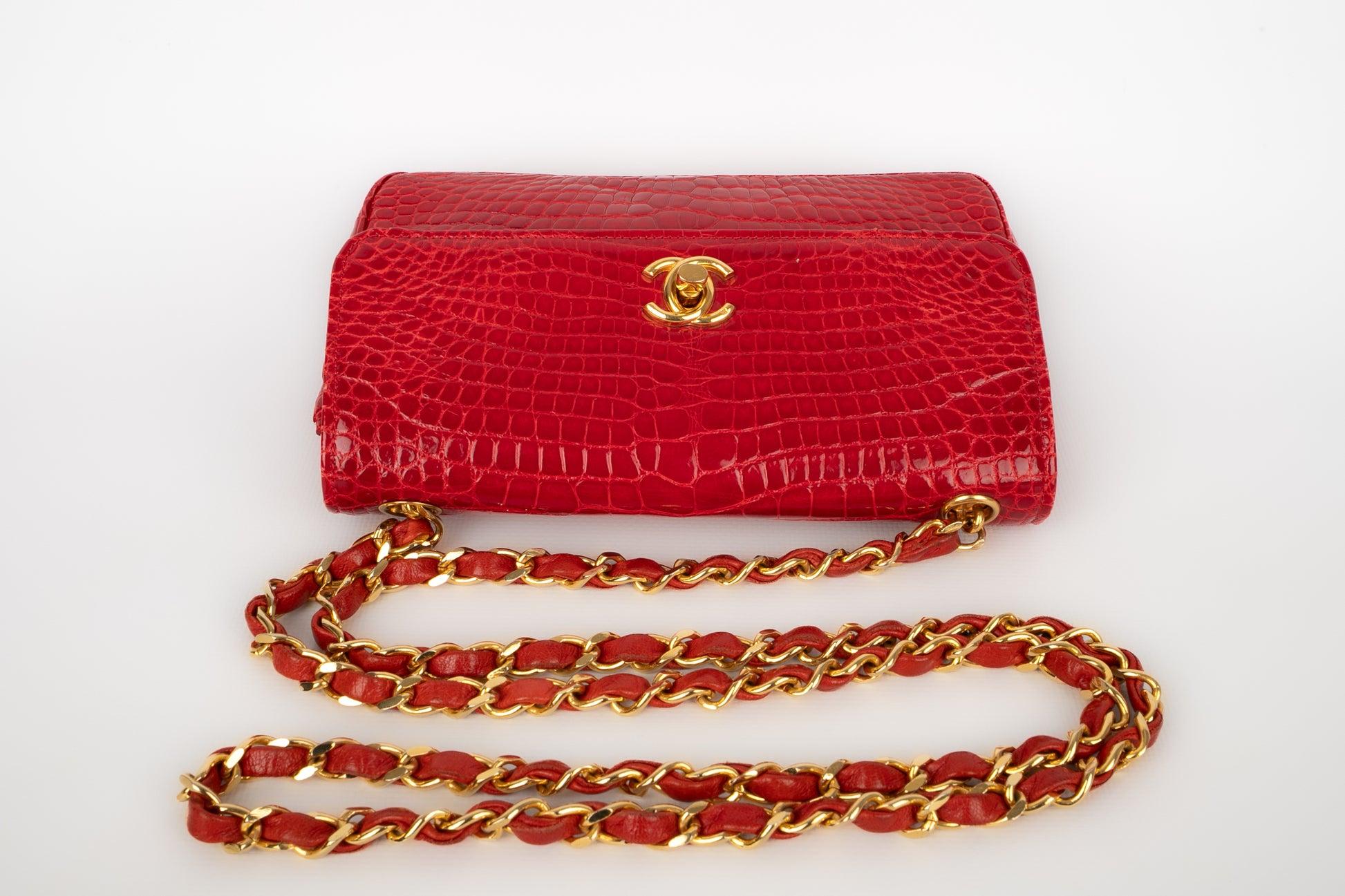 Chanel - (Made in France) Winzige Abendtasche aus rotem exotischem Krokodilleder. Keine Seriennummer. Stück aus dem Verkauf.

Zusätzliche Informationen:
Zustand: Sehr guter Zustand
Abmessungen: Breite: 19 cm - Höhe: 12 cm - Tiefe: 5 cm - Stiel: 115