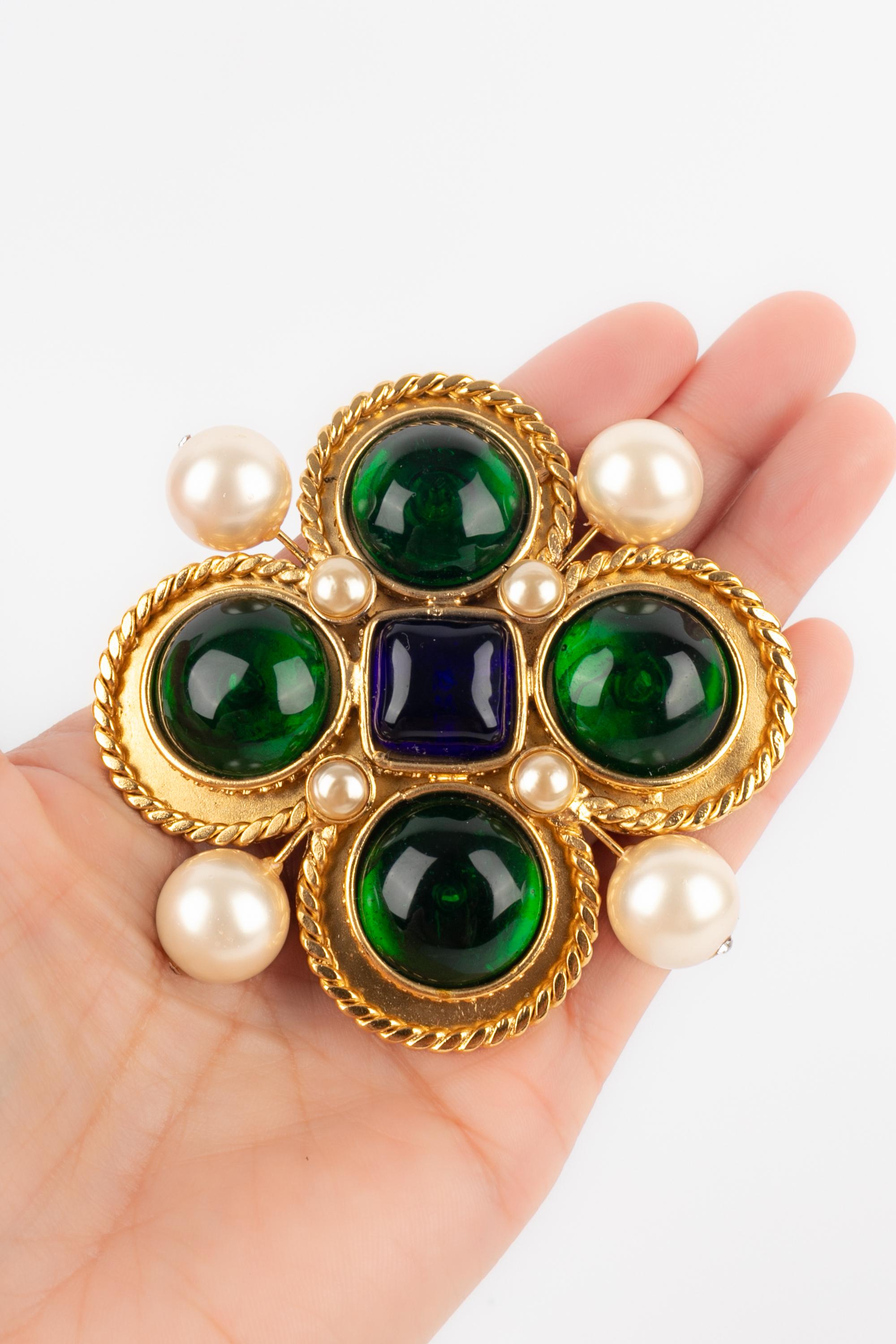 CHANEL - (Made in France) Golden metal brooch with glass paste and costume pearls. 2cc5 Collection.

Condition:
Very good condition

Dimensions:
Height: 7.2 cm

BRB61